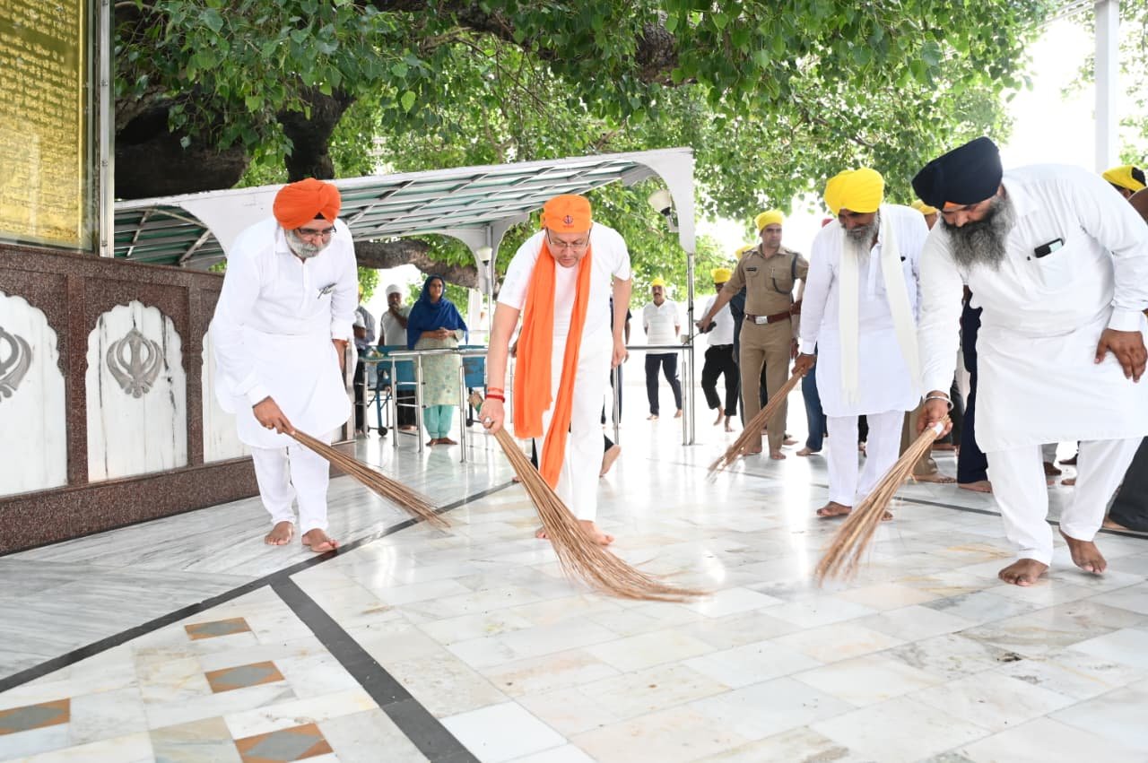 सेवा संकल्प अभियान’ के तहत नानकमता पहुंचे मुख्यमंत्री धामी, दिया स्वच्छता का संदेश 14 1791227745 858 सेवा संकल्प अभियान के तहत नानकमता पहुंचे मुख्यमंत्री धामी दिया