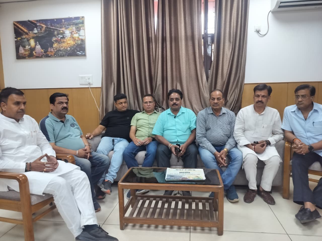 1791384991 427 व्यापार मंडल प्रतिनिधिमंडल ने मेलाधिकारी से की भेंट कुंभ तैयारियों