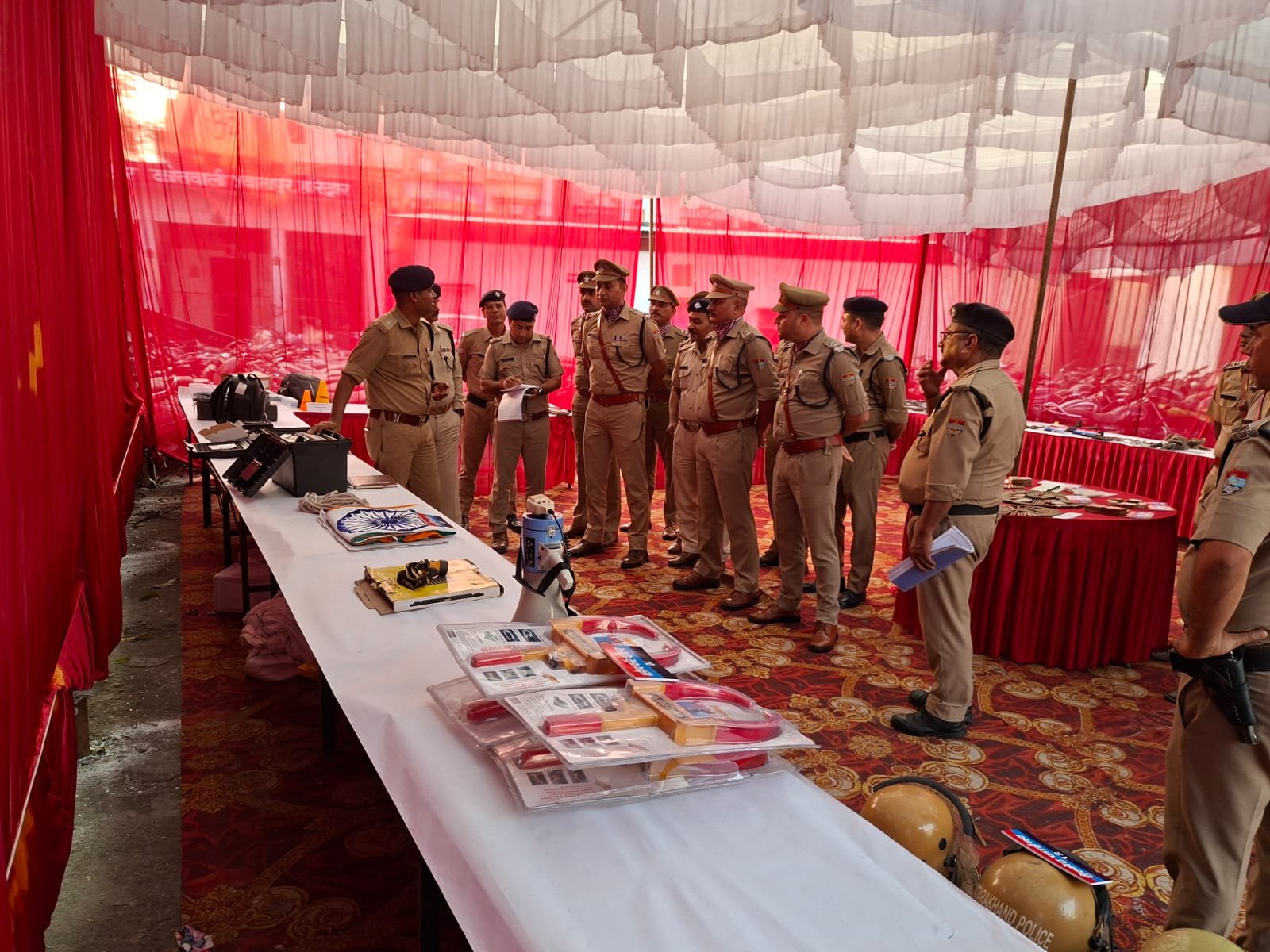 1791562110 7 पूर्व निर्धारित समयानुसार कोतावाली ज्वालापुर पहुंचे एसपी सिटी दीपक सिंह