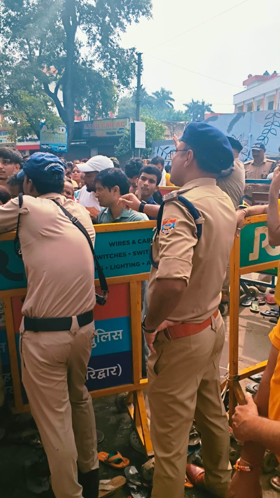 पितृ अमावस्या के अवसर पर एसएसपी हरिद्वार नवनीत सिंह सुरक्षा व्यवस्था का जायजा लेने पहुंचे मायापुर नारायनशीला 5 1791647395 619 पितृ अमावस्या के अवसर पर एसएसपी हरिद्वार नवनीत सिंह सुरक्षा