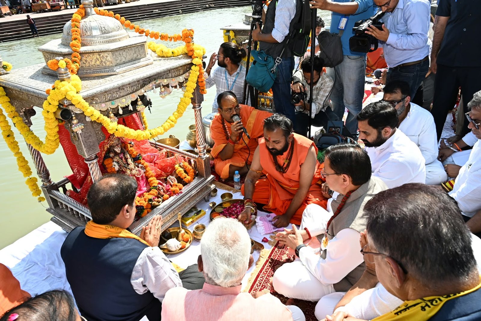 1791802505 974 प्रधानमंत्री श्री नरेन्द्र मोदी के सार्वजनिक सेवा के 25 वर्ष