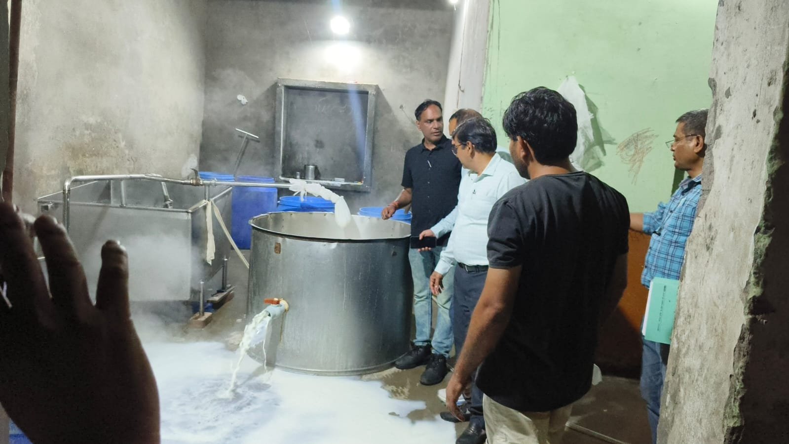 1791972589 443 लक्सर में पनीर निर्माण इकाई पर खाद्य सुरक्षा विभाग की