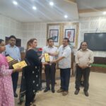 1792077742_50-महिला-कृषक-सम्मानित-विकास-भवन-सभागार-में-मुख्य-विकास.jpeg