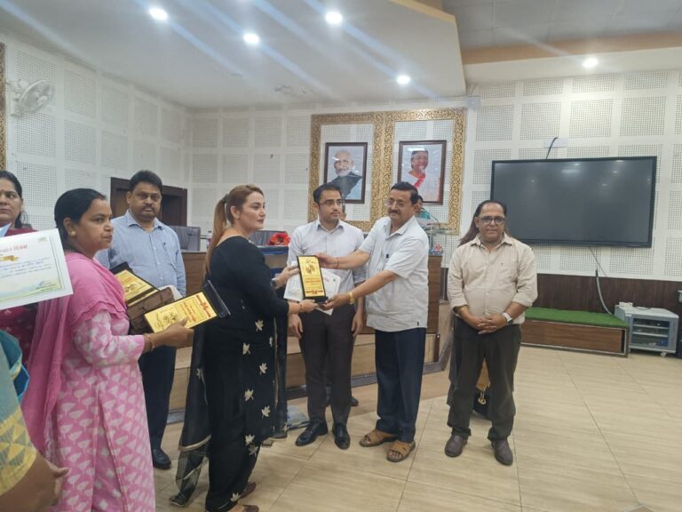 1792077742_50-महिला-कृषक-सम्मानित-विकास-भवन-सभागार-में-मुख्य-विकास.jpeg