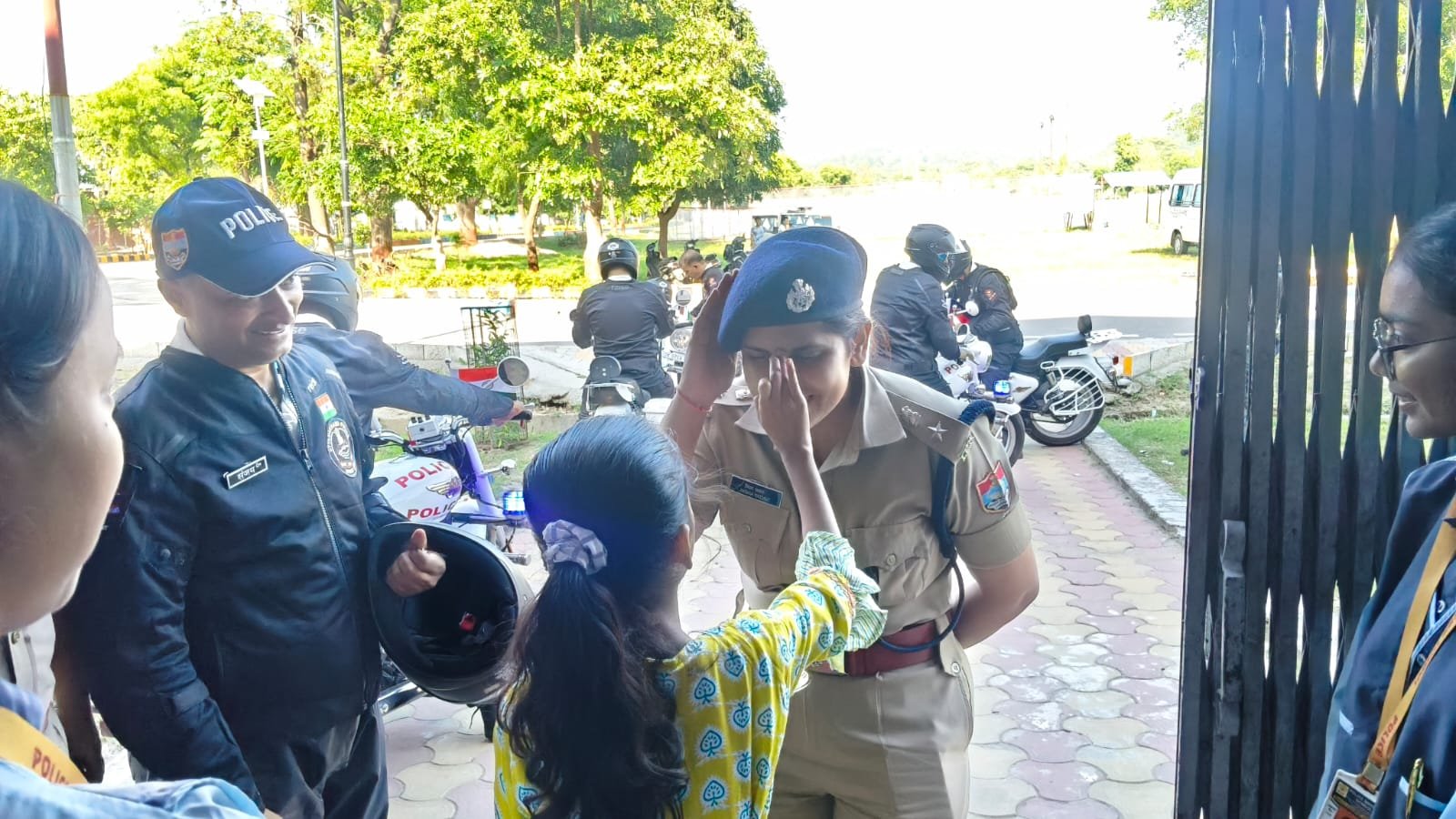 1792250156 151 एकतानगर गुजरात के लिए निकला उत्तराखंड पुलिस का मोटर साइकिल