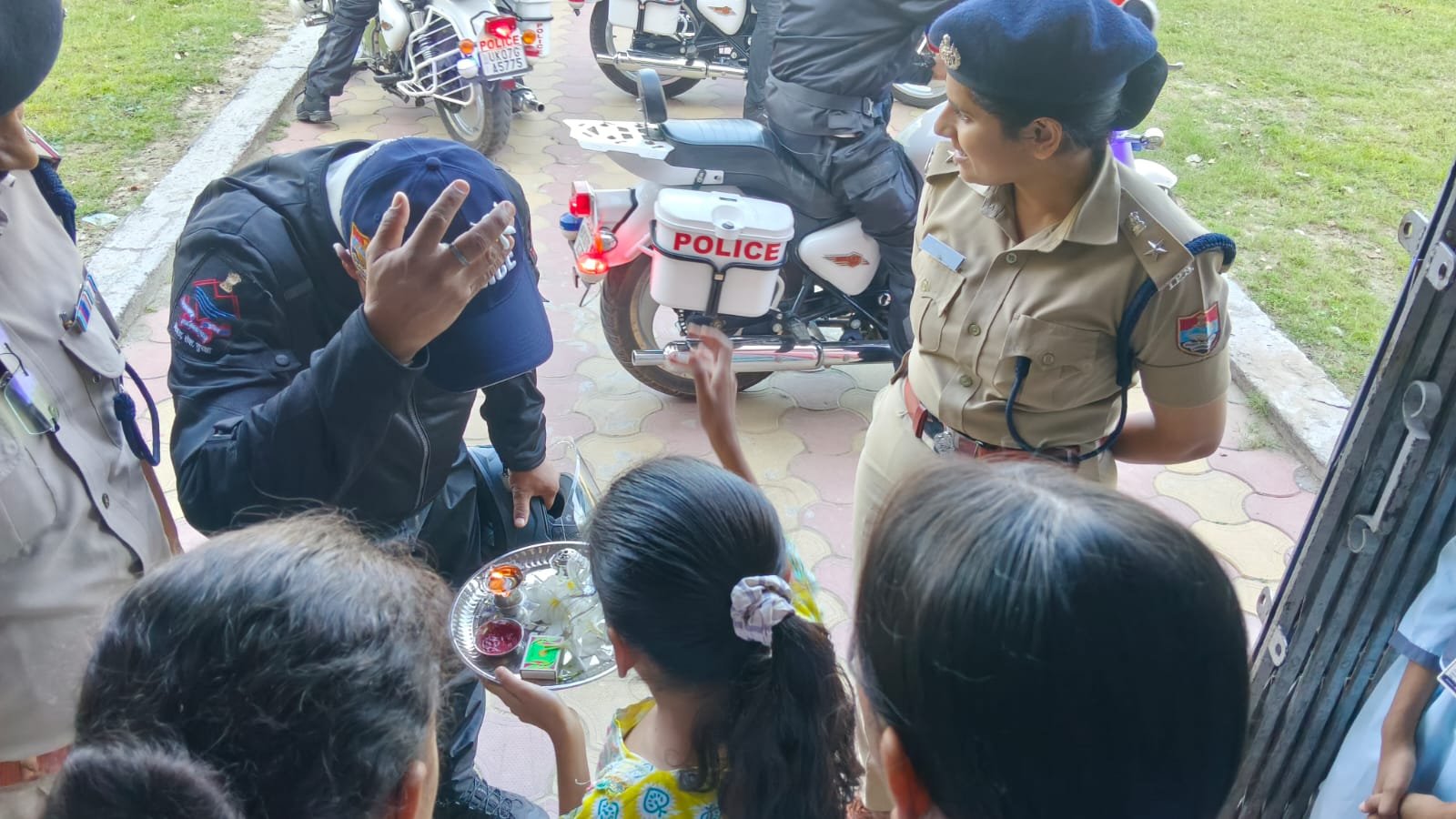 1792250156 246 एकतानगर गुजरात के लिए निकला उत्तराखंड पुलिस का मोटर साइकिल