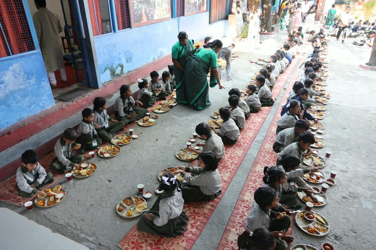 माँ कालरात्रि की आराधना, हवन और विशाल भंडारे के साथ परमार्थ विद्या मन्दिर, चन्द्रेश्वर नगर में गूँजी शक्ति, साधना और सेवा की दिव्य त्रिवेणी 10 1792251996 536 माँ कालरात्रि की आराधना हवन और विशाल भंडारे के साथ