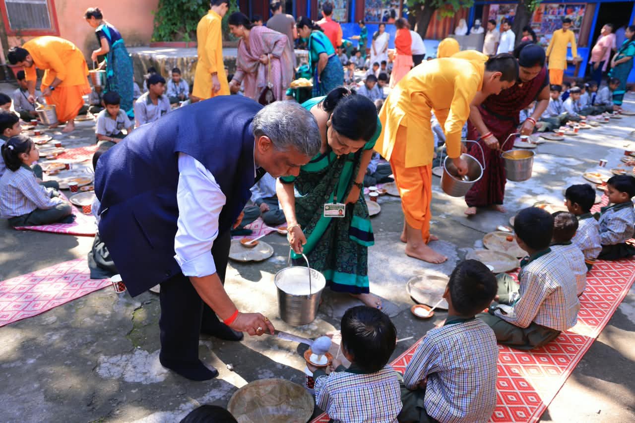 माँ कालरात्रि की आराधना, हवन और विशाल भंडारे के साथ परमार्थ विद्या मन्दिर, चन्द्रेश्वर नगर में गूँजी शक्ति, साधना और सेवा की दिव्य त्रिवेणी 7 1792251996 848 माँ कालरात्रि की आराधना हवन और विशाल भंडारे के साथ