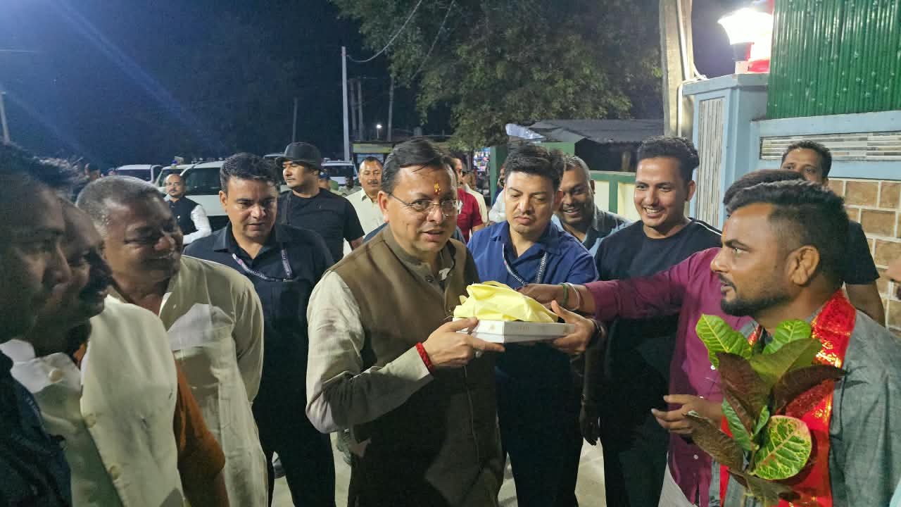 1792334518 493 मुख्यमंत्री ने खटीमा रेलवे फाटक के पास रुककर रवि के