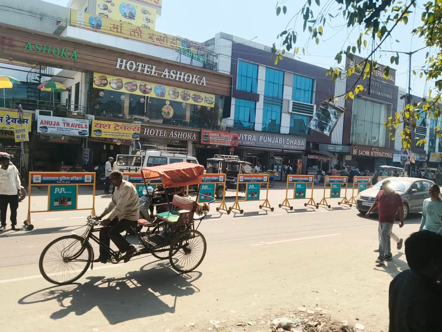 1792406701 226 रेलवे स्टेशन एवं बस अड्डा क्षेत्र में यातायात व्यवस्था सुधारने