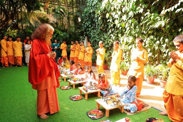 महानवमी के पावन अवसर पर परमार्थ निकेतन में कन्या पूजन एवं कन्या भोज 2 1792432332 216 महानवमी के पावन अवसर पर परमार्थ निकेतन में कन्या पूजन
