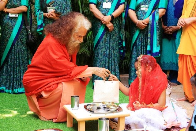 महानवमी के पावन अवसर पर परमार्थ निकेतन में कन्या पूजन एवं कन्या भोज 5 1792432332 68 महानवमी के पावन अवसर पर परमार्थ निकेतन में कन्या पूजन