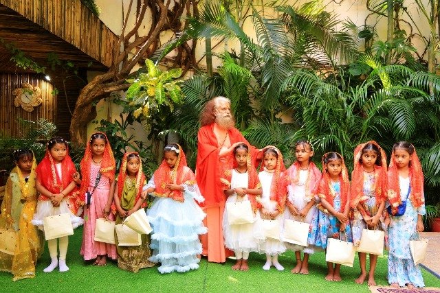 महानवमी के पावन अवसर पर परमार्थ निकेतन में कन्या पूजन एवं कन्या भोज 7 1792432332 876 महानवमी के पावन अवसर पर परमार्थ निकेतन में कन्या पूजन