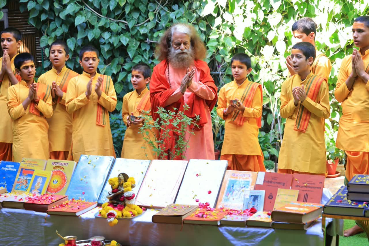 1792494575 176 दशहरे पर परमार्थ निकेतन में वेद उपनिषद पुराण एवं शास्त्रों