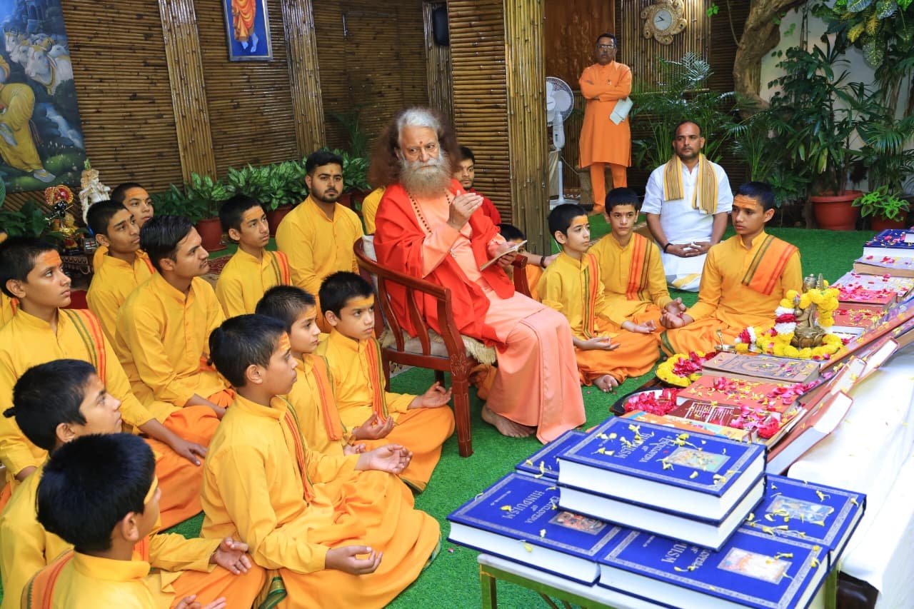 दशहरे पर परमार्थ निकेतन में वेद, उपनिषद, पुराण एवं शास्त्रों का पूजन 4 1792494575 226 दशहरे पर परमार्थ निकेतन में वेद उपनिषद पुराण एवं शास्त्रों