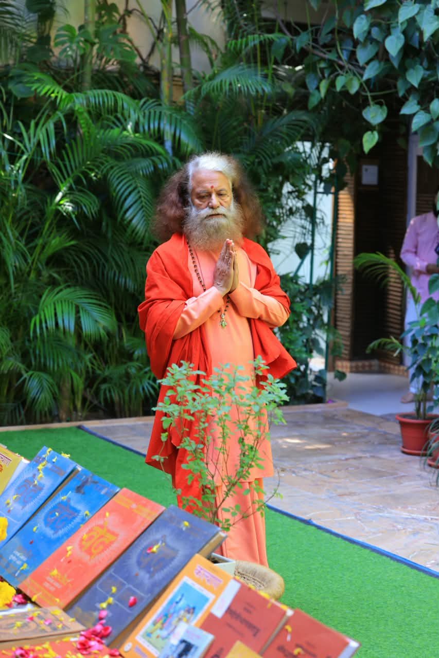 1792494575 56 दशहरे पर परमार्थ निकेतन में वेद उपनिषद पुराण एवं शास्त्रों