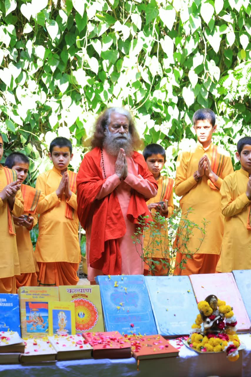 1792494575 584 दशहरे पर परमार्थ निकेतन में वेद उपनिषद पुराण एवं शास्त्रों