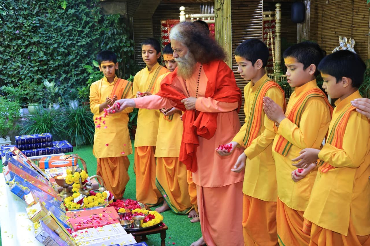 दशहरे पर परमार्थ निकेतन में वेद, उपनिषद, पुराण एवं शास्त्रों का पूजन 8 1792494575 665 दशहरे पर परमार्थ निकेतन में वेद उपनिषद पुराण एवं शास्त्रों