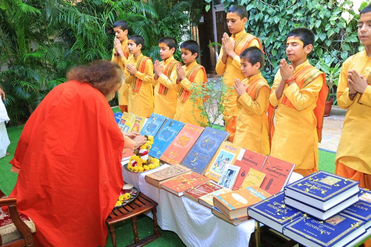 1792494575 671 दशहरे पर परमार्थ निकेतन में वेद उपनिषद पुराण एवं शास्त्रों