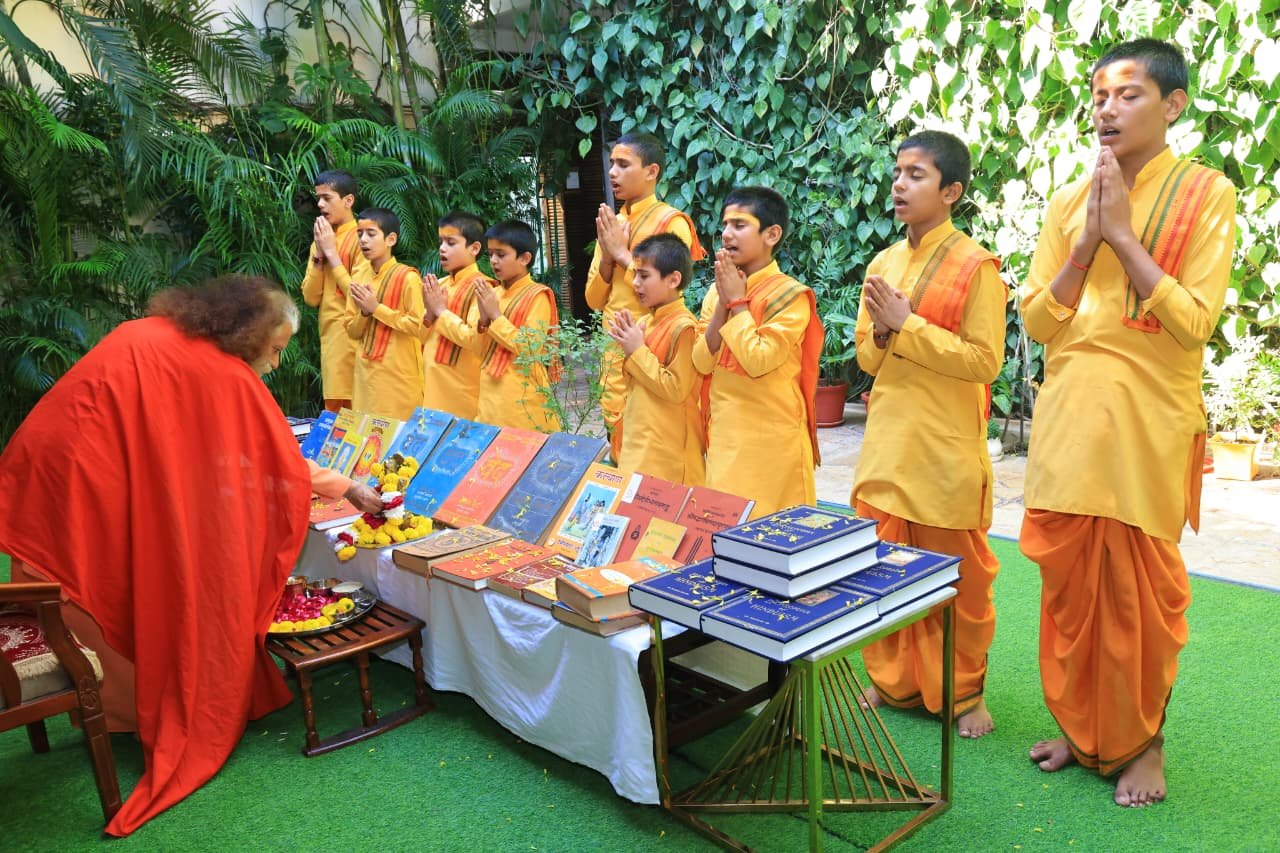 1792494575 790 दशहरे पर परमार्थ निकेतन में वेद उपनिषद पुराण एवं शास्त्रों