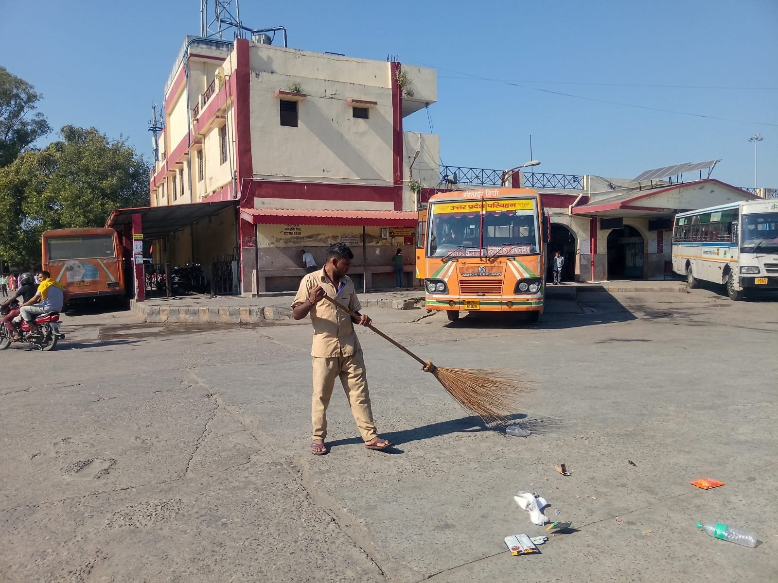 1792670488 824 मुख्यमंत्री के निर्देशों के अनुपालन में मेलाधिकारी कुंभ श्रीमती सोनिका