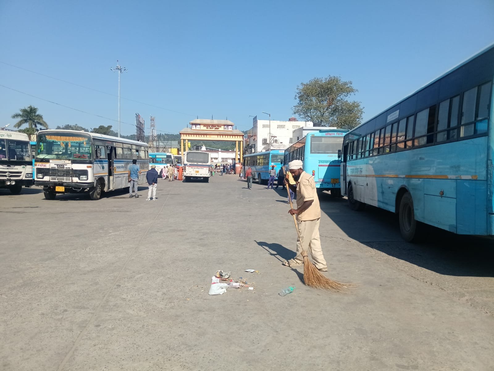 1792670488 957 मुख्यमंत्री के निर्देशों के अनुपालन में मेलाधिकारी कुंभ श्रीमती सोनिका