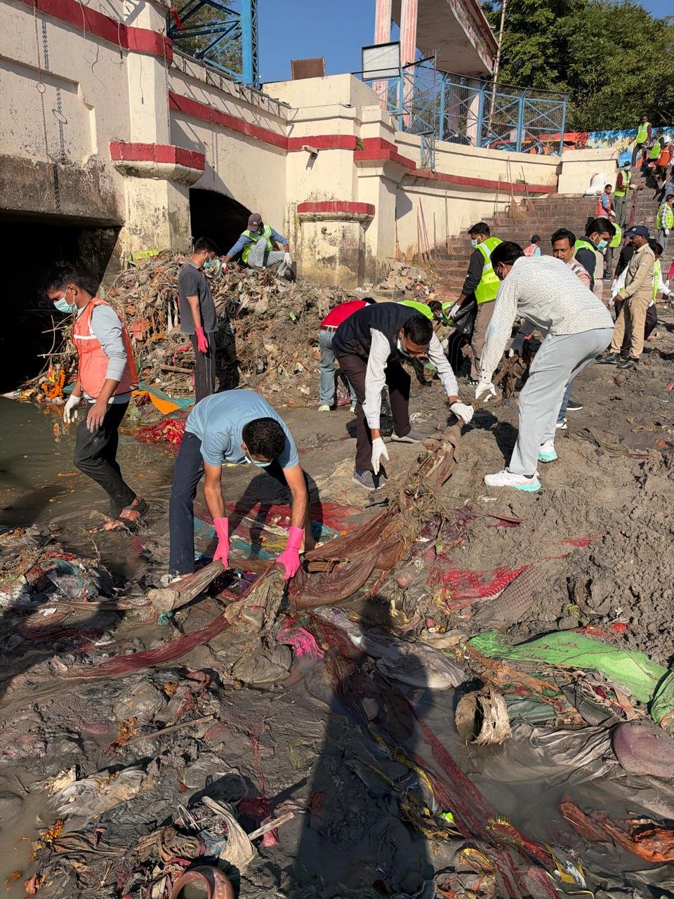 1792670489 160 मुख्यमंत्री के निर्देशों के अनुपालन में मेलाधिकारी कुंभ श्रीमती सोनिका