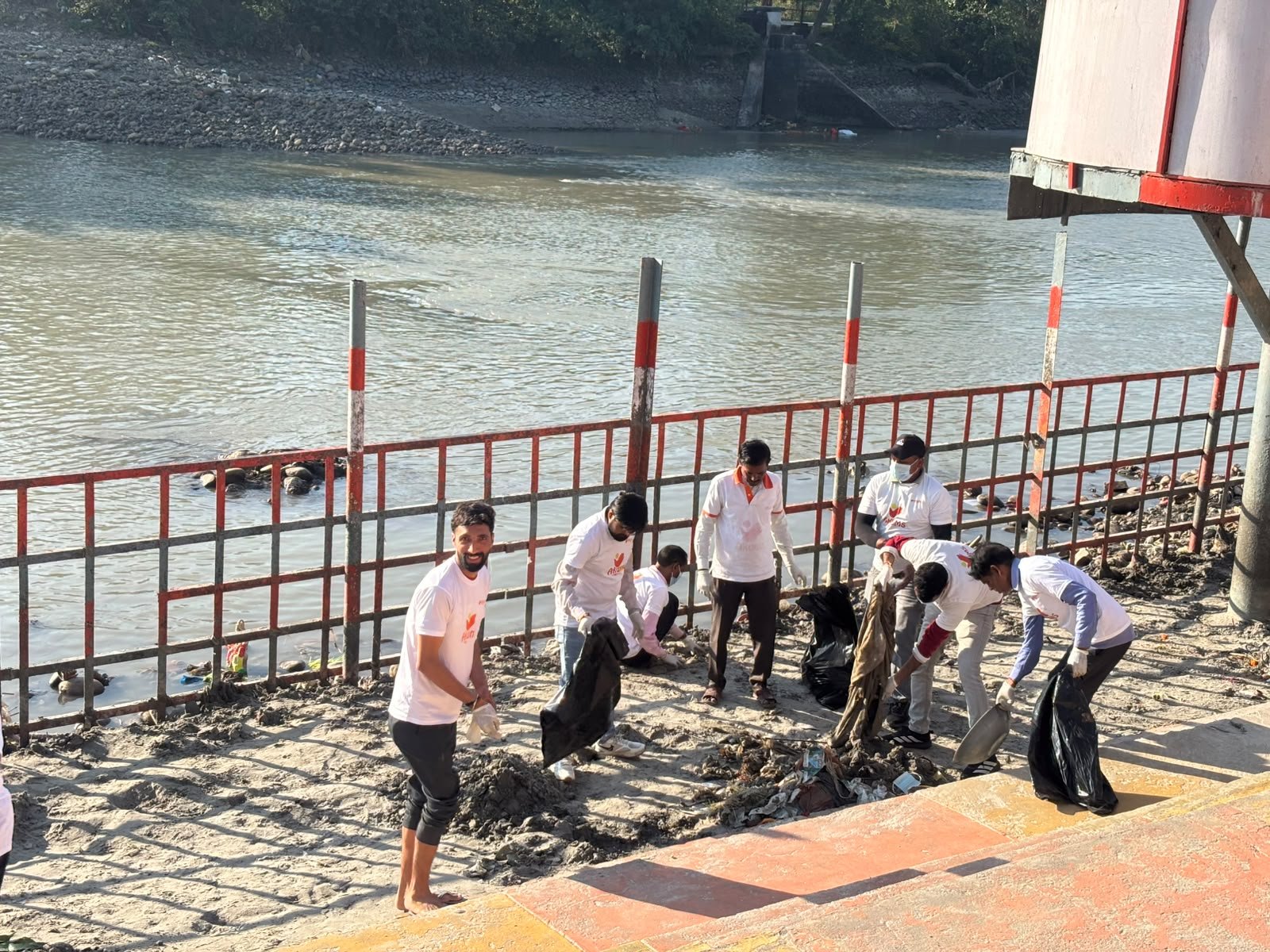 1792670489 762 मुख्यमंत्री के निर्देशों के अनुपालन में मेलाधिकारी कुंभ श्रीमती सोनिका