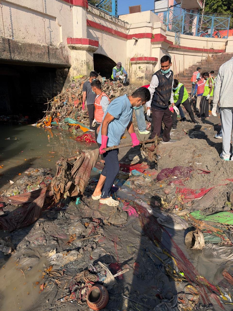 1792670489 845 मुख्यमंत्री के निर्देशों के अनुपालन में मेलाधिकारी कुंभ श्रीमती सोनिका