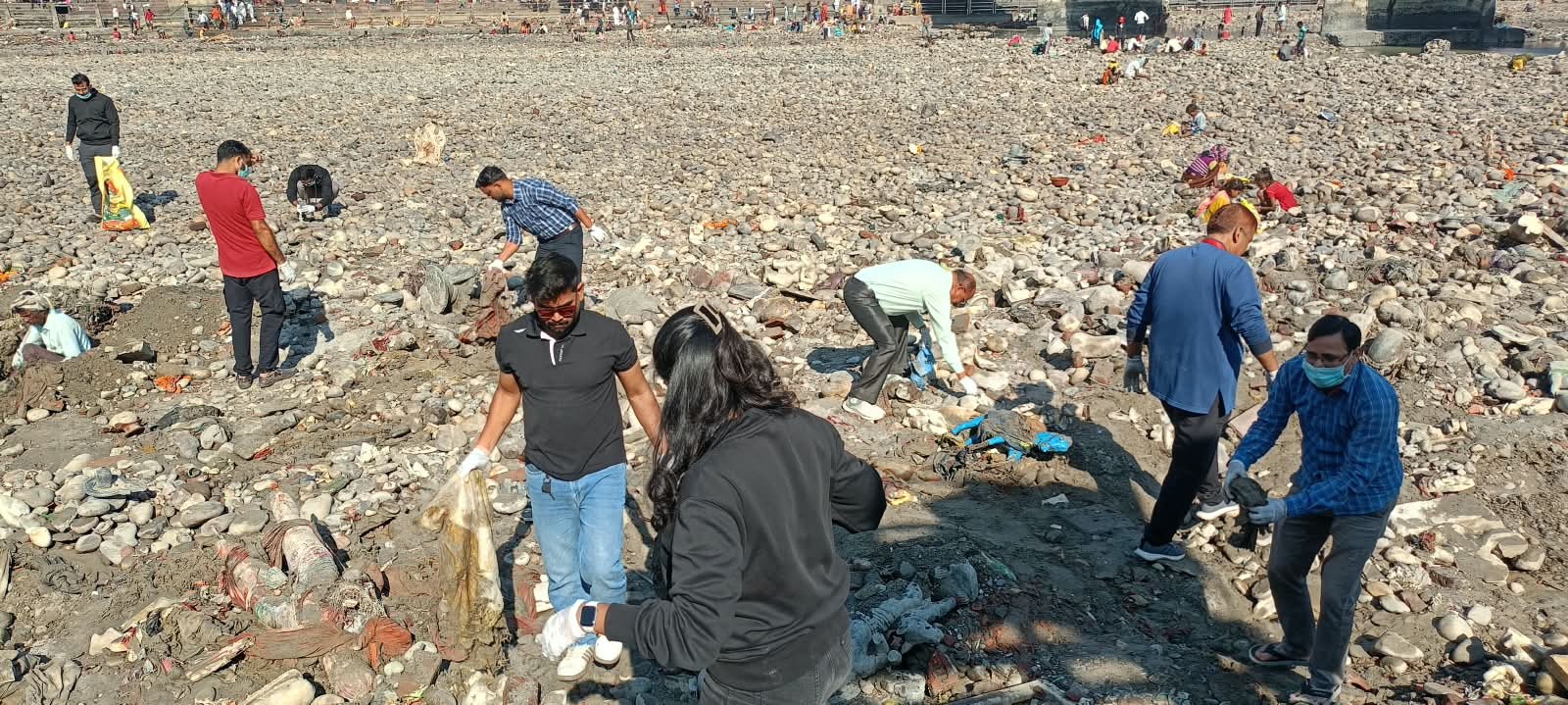 1792753688 235 मुख्यमंत्री के निर्देशों के अनुपालन में मेलाधिकारी कुंभ श्रीमती सोनिका