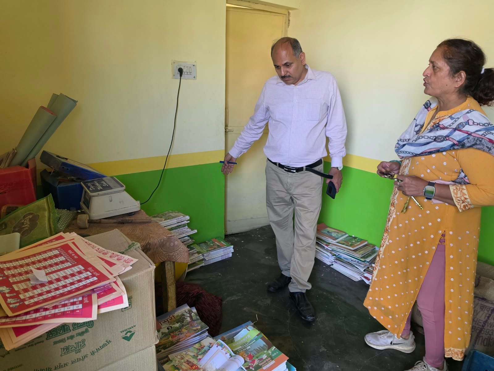 1792766672 343 प्रभारी जिलाधिकारी डॉ ललित नारायण मिश्र ने किया आंगनबाड़ी केंद्र