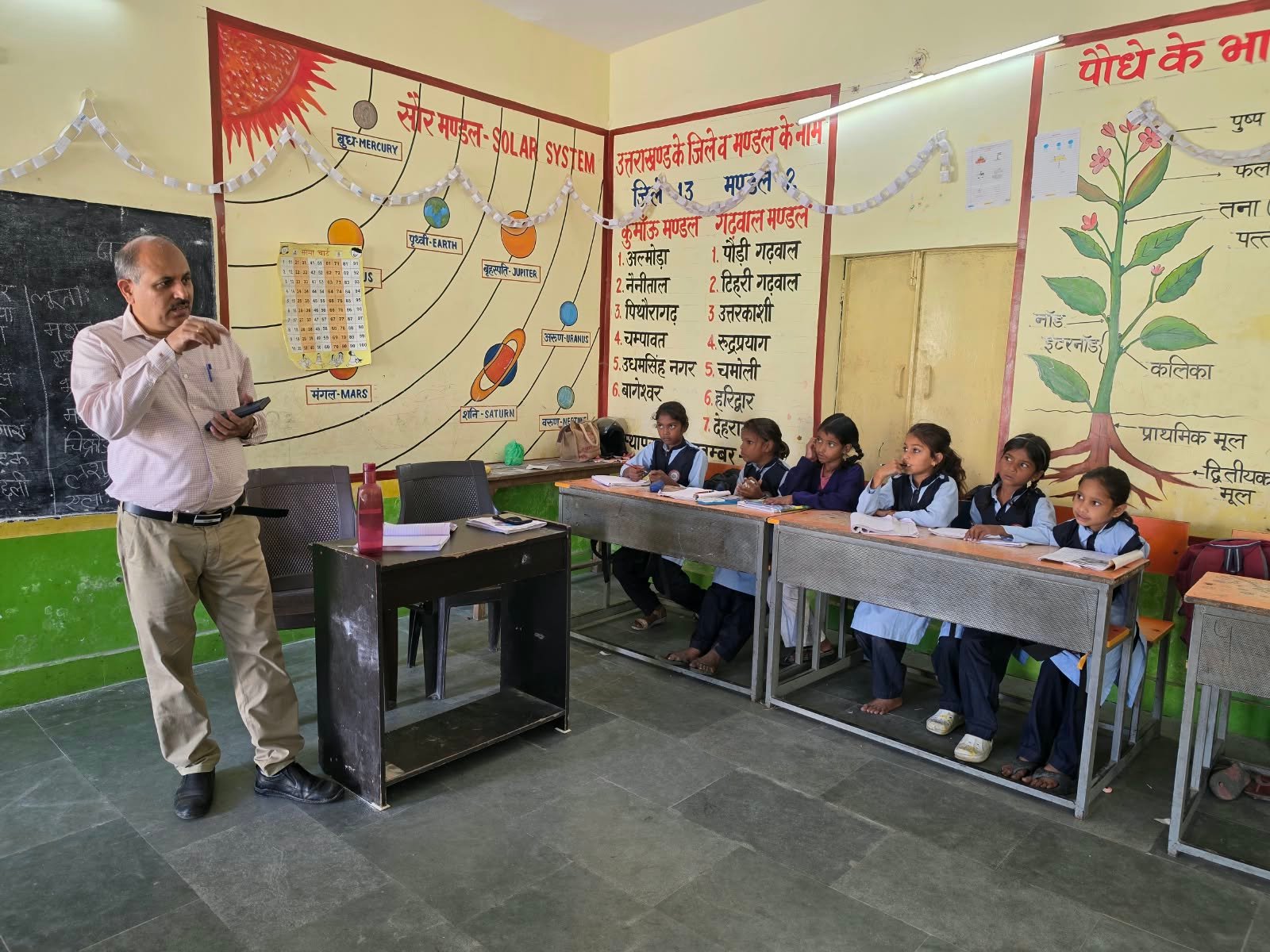 1792766672 779 प्रभारी जिलाधिकारी डॉ ललित नारायण मिश्र ने किया आंगनबाड़ी केंद्र