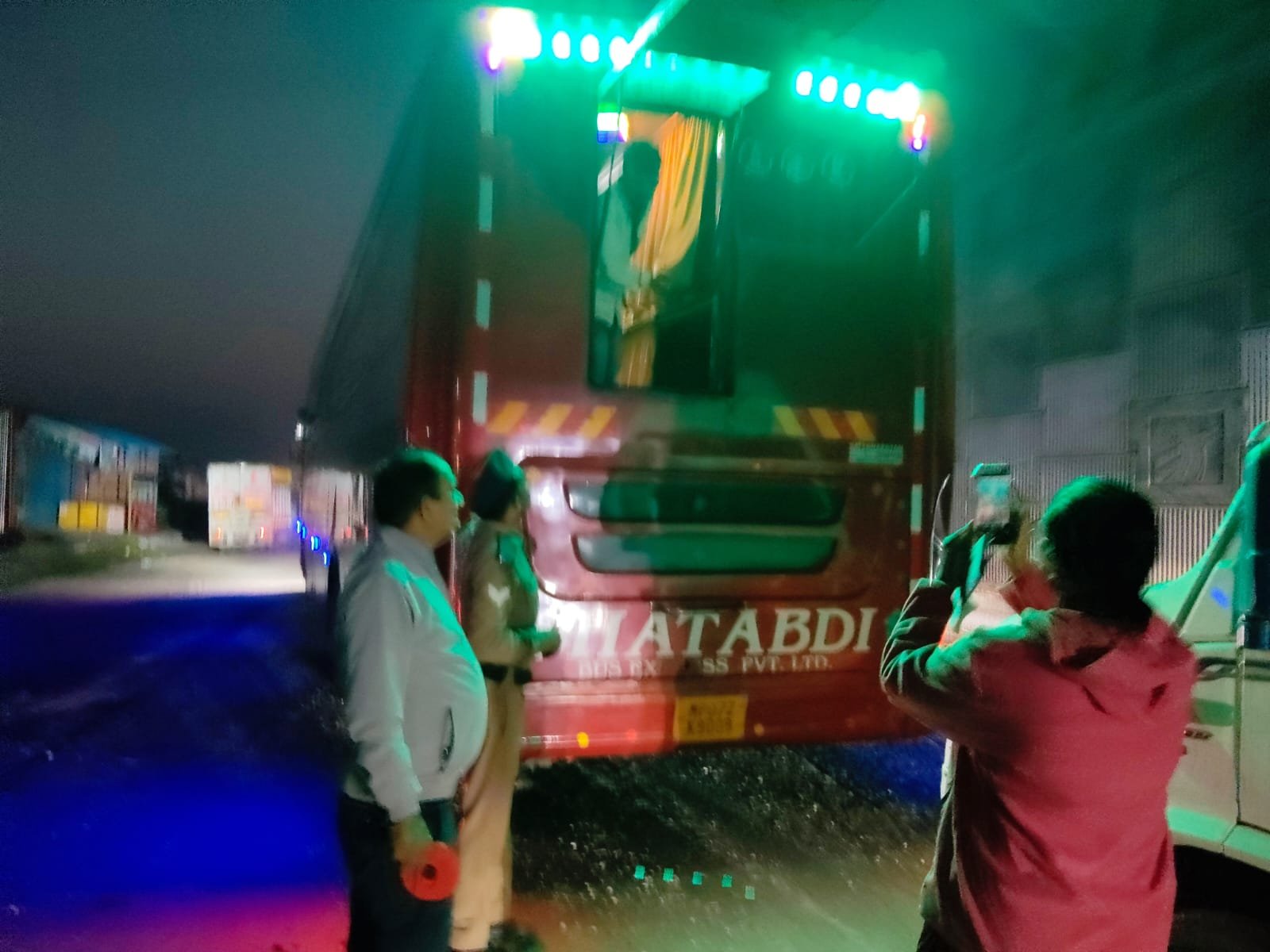 1792839299 701 जिलाधिकारी के निर्देश पर सुबह 4 बजे से परिवहन विभाग