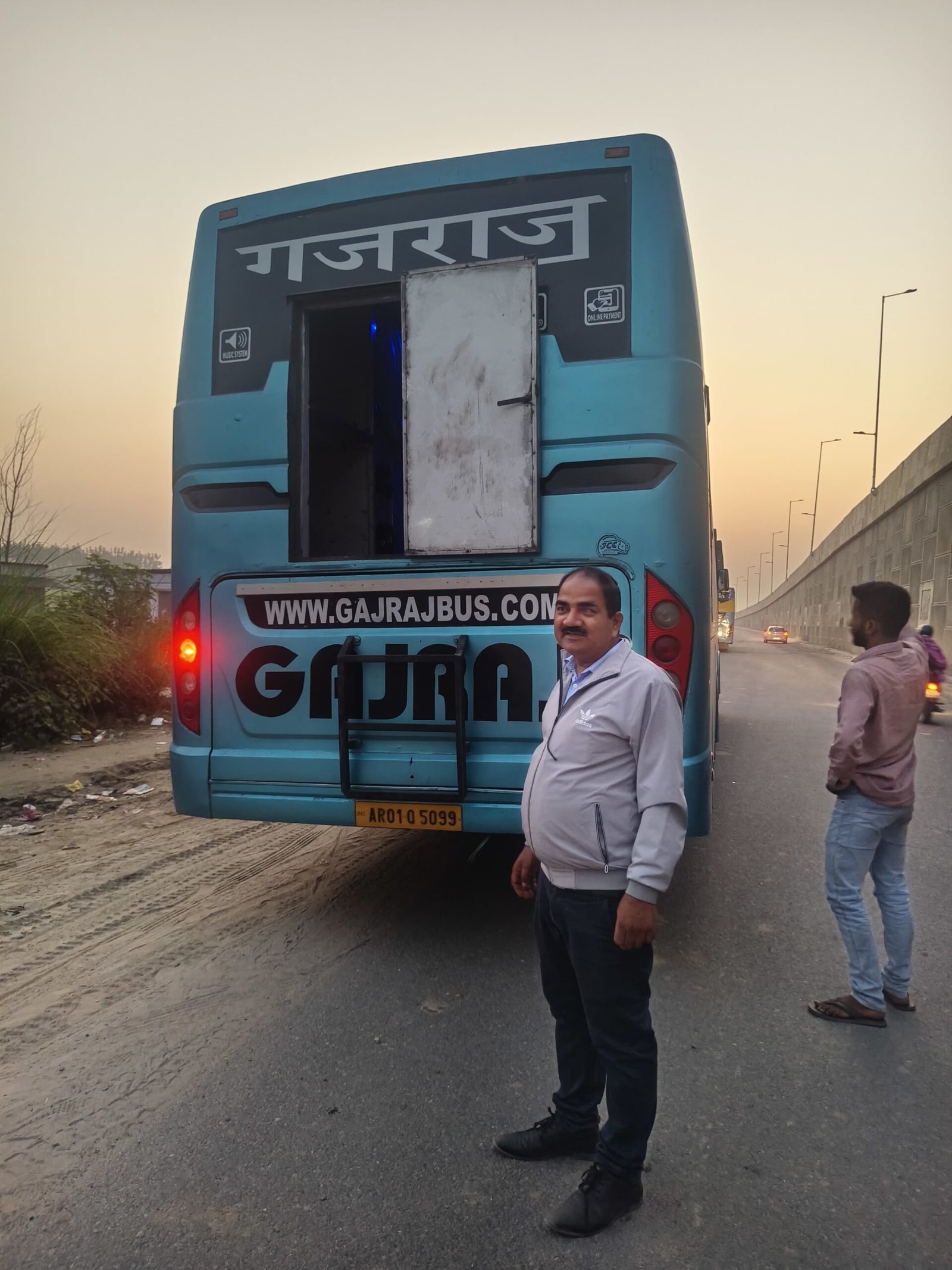 1792839299 781 जिलाधिकारी के निर्देश पर सुबह 4 बजे से परिवहन विभाग