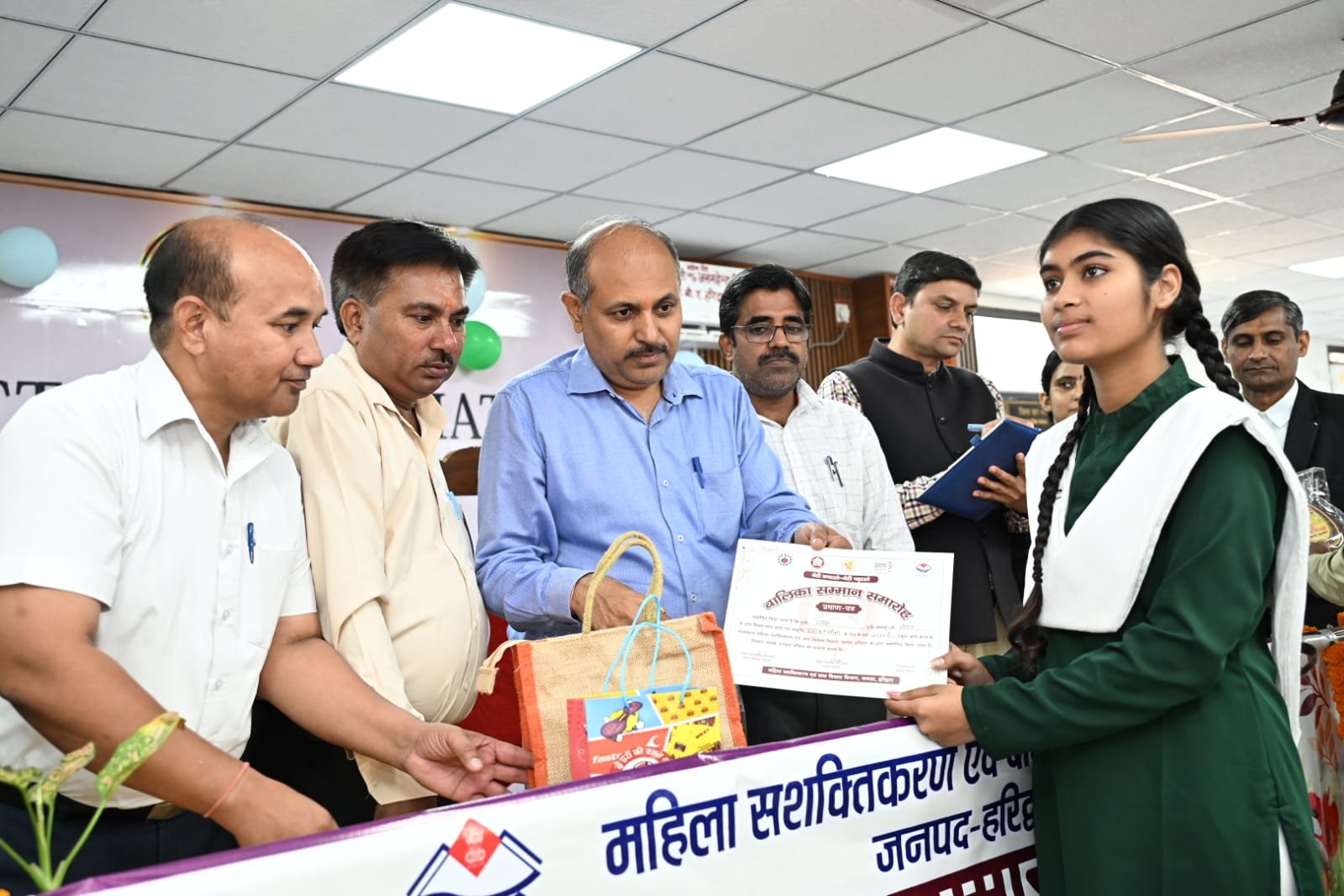 बेटी बचाओ, बेटी पढ़ाओ योजना के अंतर्गत बालिका सम्मान समारोह आयोजित 10 1792840008 579 बेटी बचाओ बेटी पढ़ाओ योजना के अंतर्गत बालिका सम्मान समारोह