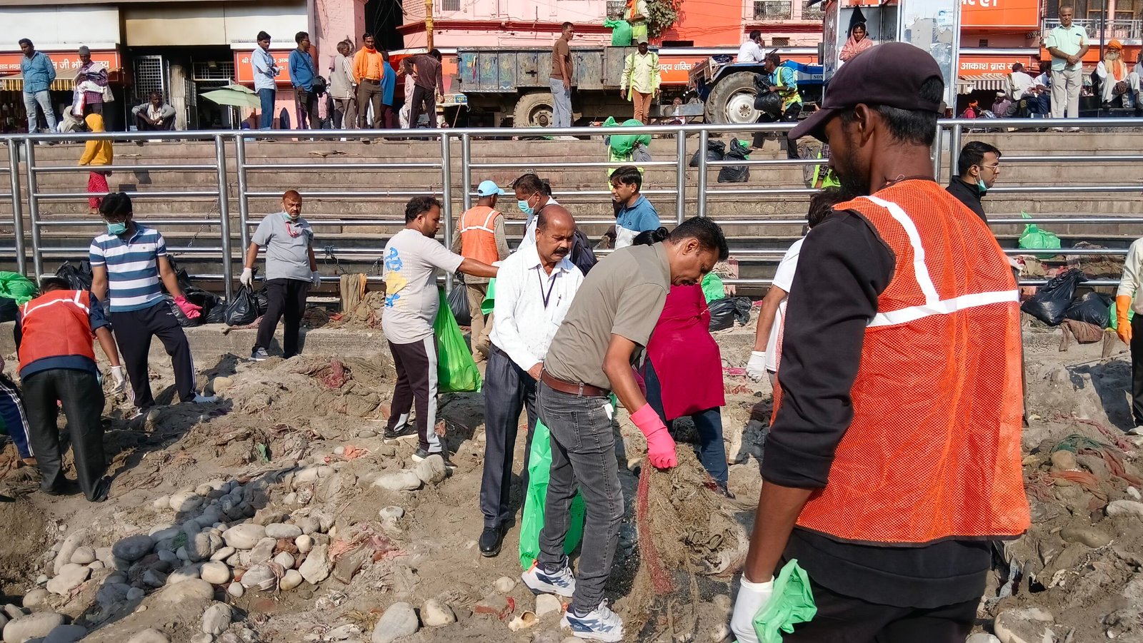 1792843441 28 मुख्यमंत्री के निर्देशों के अनुपालन में मेलाधिकारी कुंभ श्रीमती सोनिका