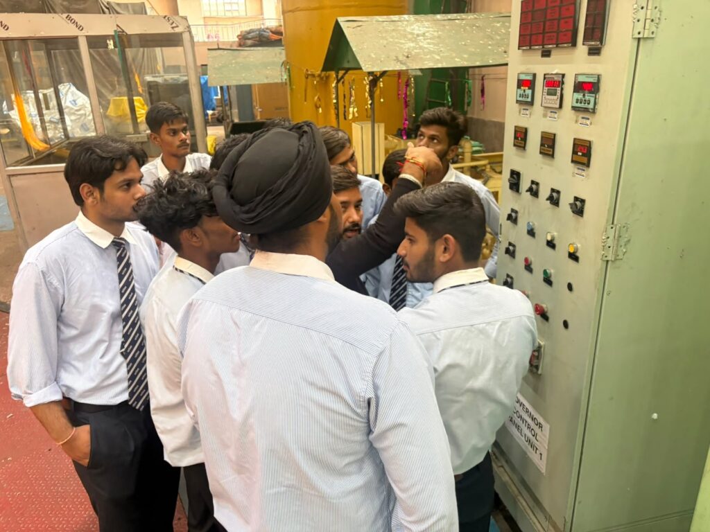 1792851154_SDIMT-के-विद्यार्थियों-ने-चिल्ला-पावर-हाउस-में-किया-औद्योगिक.jpg