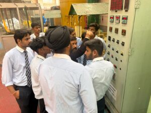 1792851154_SDIMT-के-विद्यार्थियों-ने-चिल्ला-पावर-हाउस-में-किया-औद्योगिक.jpg