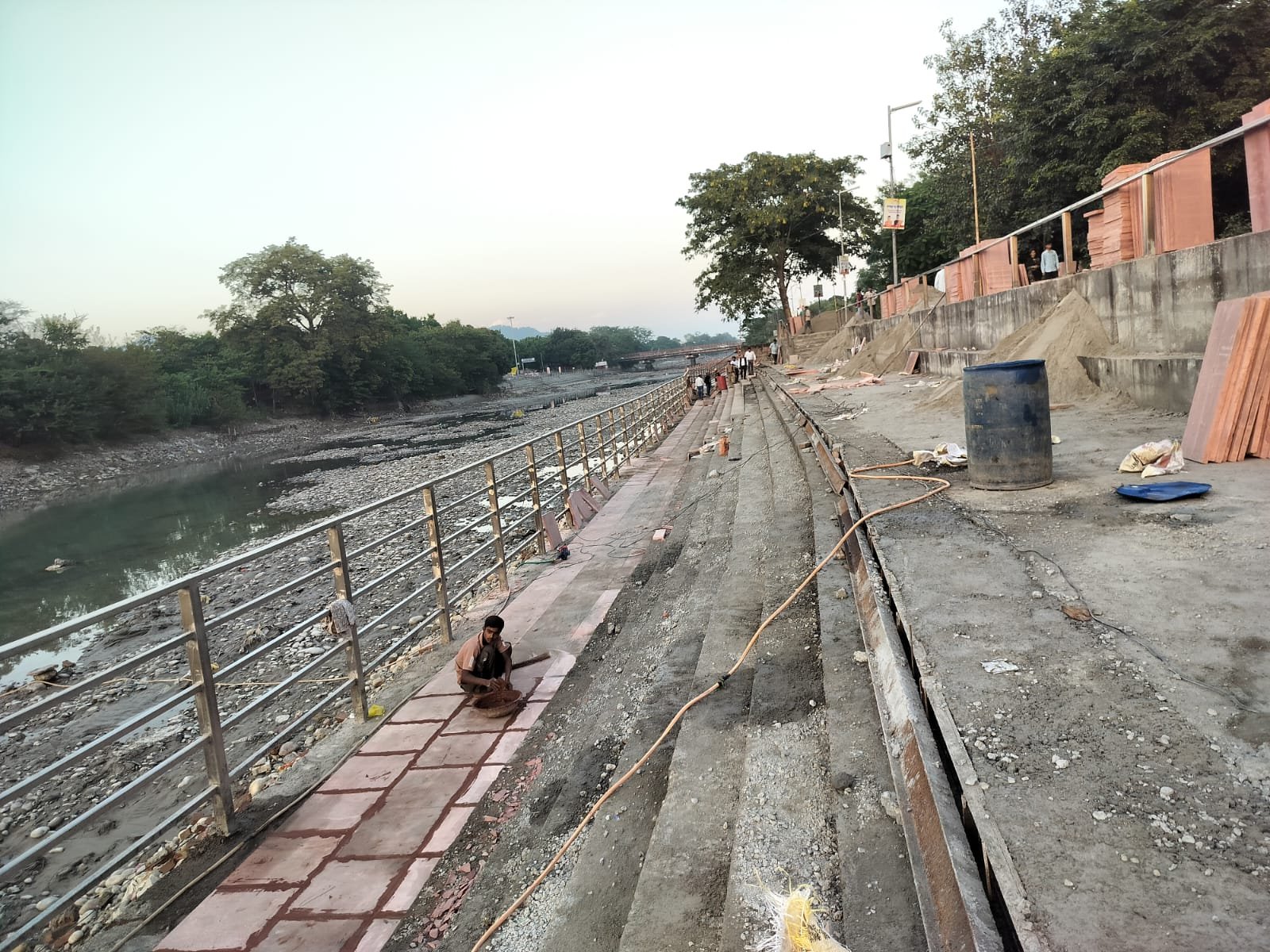 कुंभ-2027 के लिए हरिद्वार में 3 किलोमीटर से अधिक लंबाई में बन रहे नए घाट, दिन-रात निर्माण कार्य जारी 4 1792851654 187 कुंभ 2027 के लिए हरिद्वार में 3 किलोमीटर से अधिक लंबाई