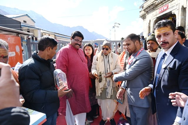 राज्यपाल ने बाबा केदारनाथ के दर्शन कर प्रदेश एवं देश की सुख-समृद्धि के लिए की कामना 4 1792869811 73 राज्यपाल ने बाबा केदारनाथ के दर्शन कर प्रदेश एवं देश