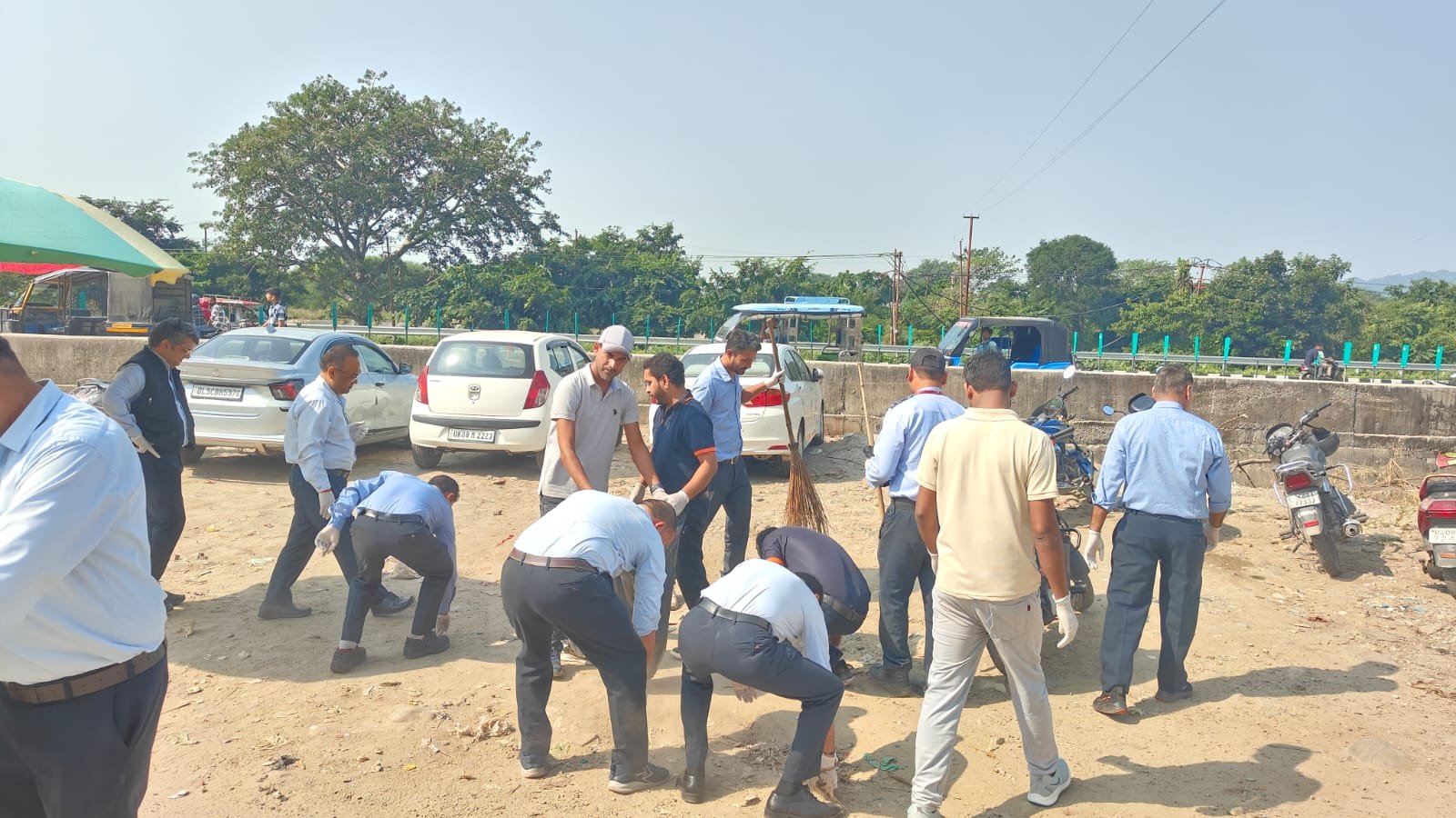 1792930257 361 मुख्यमंत्री के निर्देशों के अनुपालन में मेलाधिकारी कुंभ एवं जिलाधिकारी