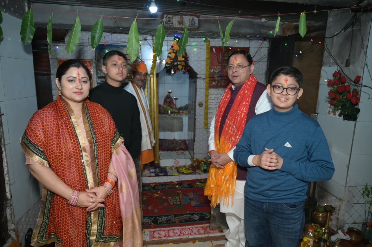 मुख्यमंत्री श्री पुष्कर सिंह धामी ने पैतृक गांव हड़खोला स्थित श्री हरि चंद देवता मंदिर में की पूजा-अर्चना 4 1792939636 319 मुख्यमंत्री श्री पुष्कर सिंह धामी ने पैतृक गांव हड़खोला स्थित