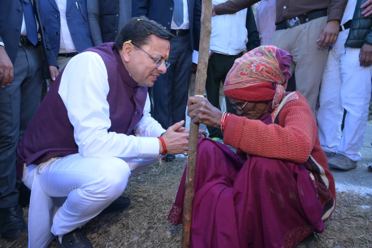 मुख्यमंत्री श्री पुष्कर सिंह धामी ने पैतृक गांव हड़खोला स्थित श्री हरि चंद देवता मंदिर में की पूजा-अर्चना 5 1792939636 48 मुख्यमंत्री श्री पुष्कर सिंह धामी ने पैतृक गांव हड़खोला स्थित