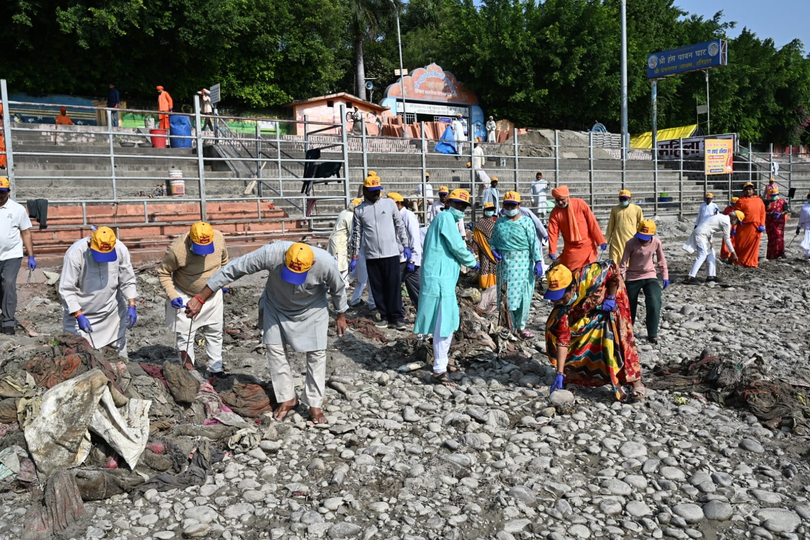 प्रेमनगर आश्रम के स्वयंसेवक उतरे स्वच्छता अभियान में, बंद गंगा से हटाया सैकड़ो क्विंटल कूड़ा 4 1792988150 572 प्रेमनगर आश्रम के स्वयंसेवक उतरे स्वच्छता अभियान में बंद गंगा
