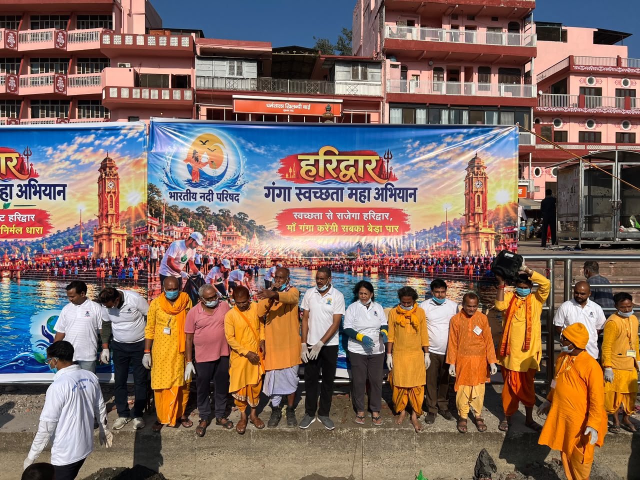 1793027096 937 मुख्यमंत्री के निर्देशों के अनुपालन में मेलाधिकारी कुंभ श्रीमती सोनिका