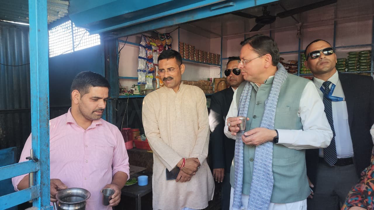 1793188763 246 सीएम धामी सड़क मार्ग से देहरादून जा रहे सड़क मार्ग