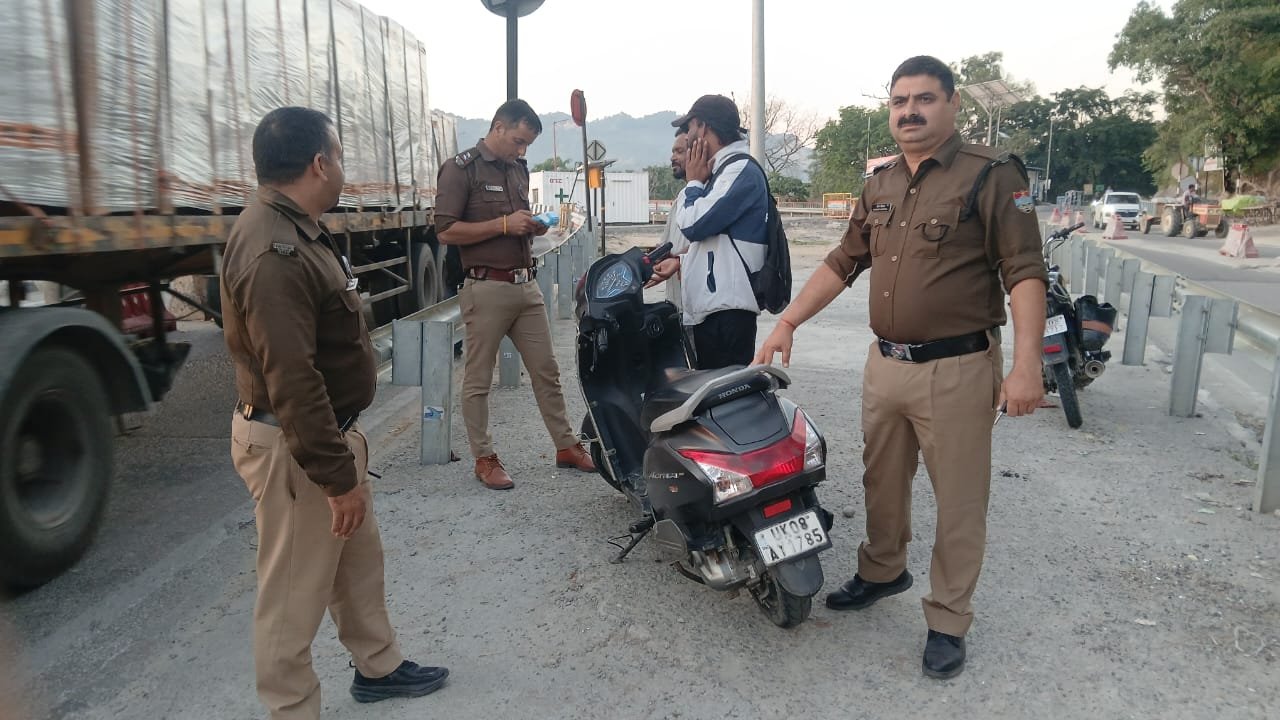 1793204525 549 आगामी त्यौहार के दृष्टिगत एसएसपी नवनीत सिंह के पर ग्राउंड