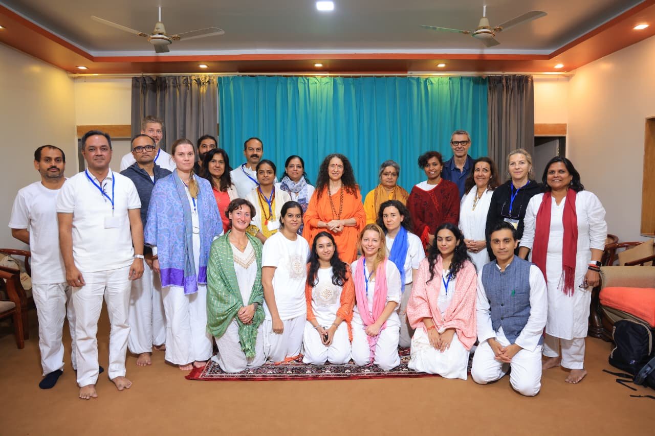 परमार्थ निकेतन में पाँच दिवसीय वेदान्त योग कोर्स का समापन 6 1793270261 258 परमार्थ निकेतन में पाँच दिवसीय वेदान्त योग कोर्स का समापन