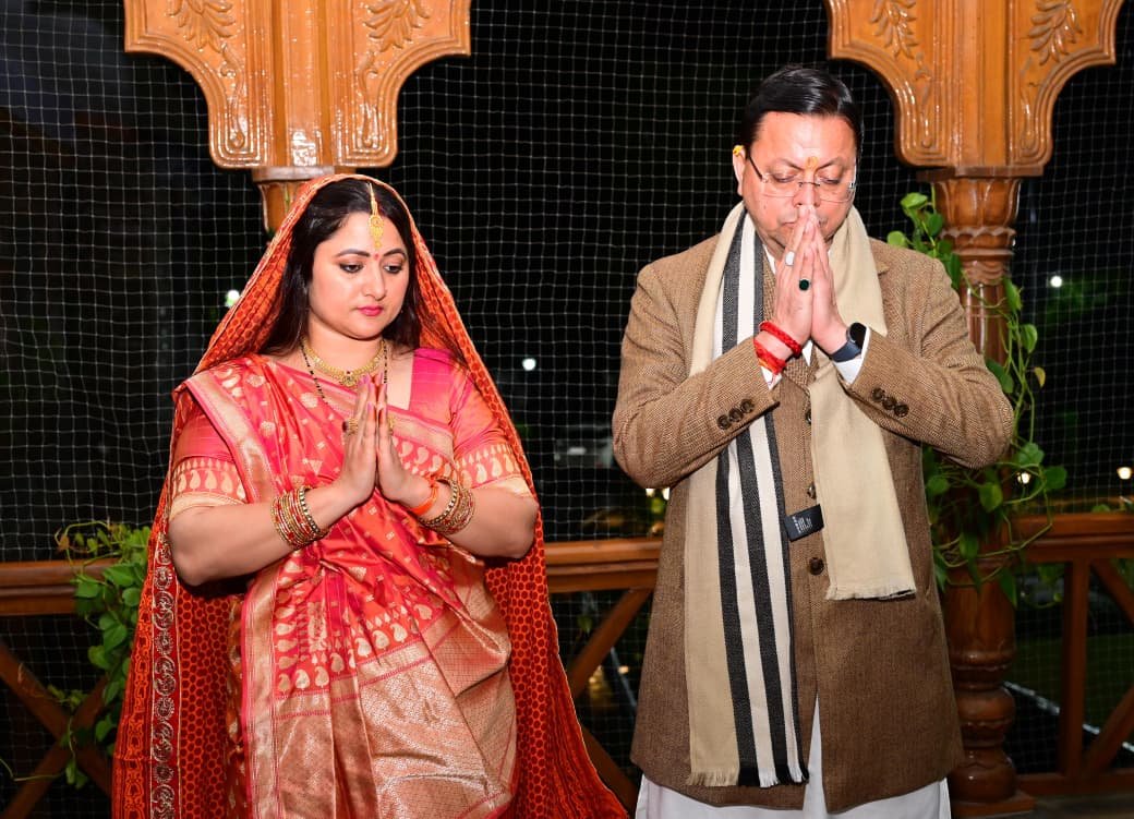 1793293635 326 मुख्यमंत्री पुष्कर सिंह धामी ने धर्मपत्नी गीता धामी के साथ
