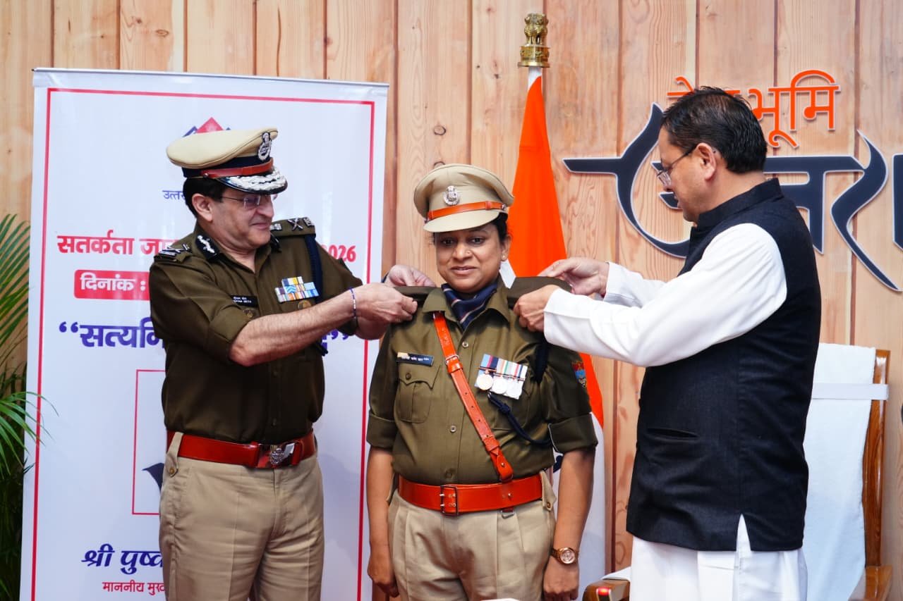 मुख्यमंत्री ने उत्तराखण्ड पुलिस के नवीन गौरव चिह्नों का किया अनावरण 4 1793442838 2 मुख्यमंत्री ने उत्तराखण्ड पुलिस के नवीन गौरव चिह्नों का किया